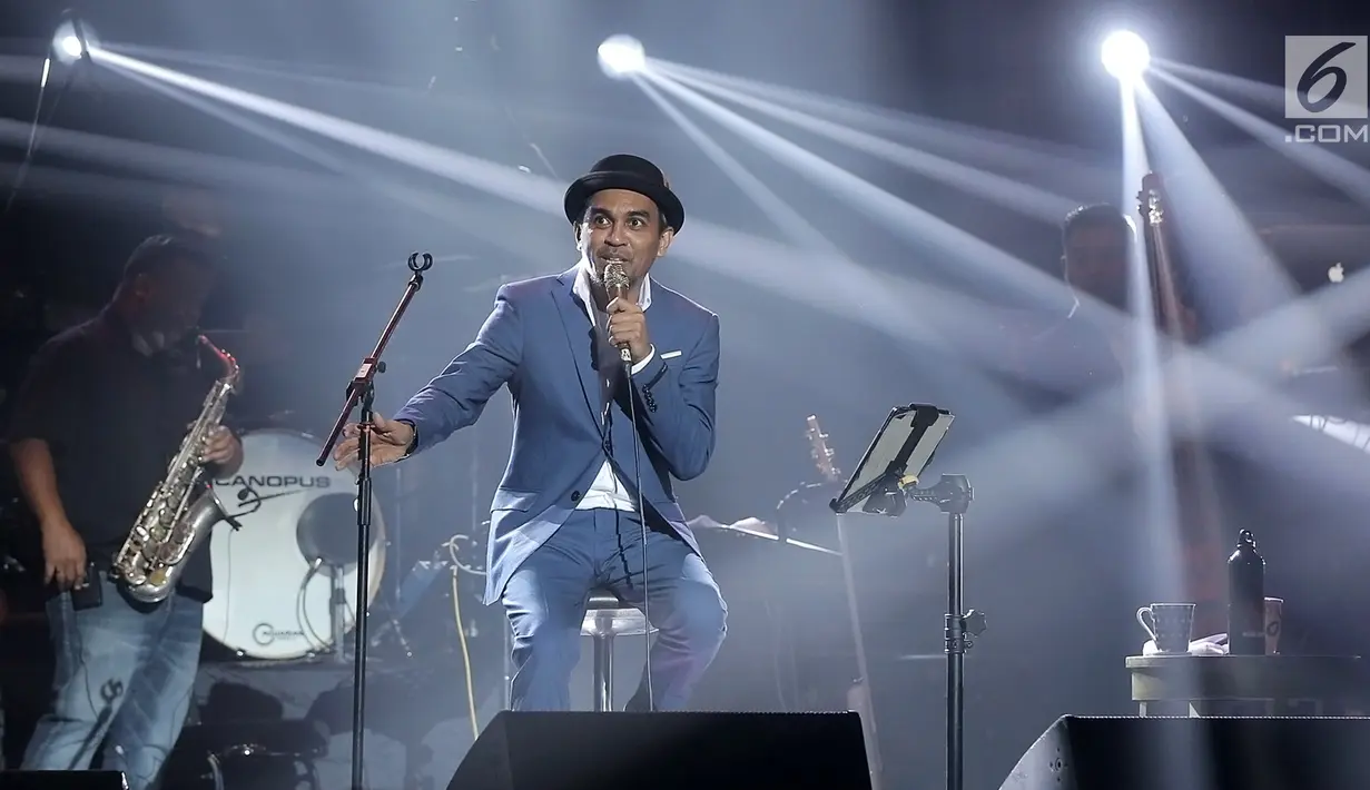 Penyanyi Glenn Fredly dalam konser 'Harmonia: Titik Balik' di Balai Sarbini, Jakarta, Kamis (14/2). Konser yang juga diisi oleh penyanyi Aderaprabu Lantip Trengginas alias Adera tersebut berlangsung tepat di hari Valentine. (Fimela.com/ Bambang E. Ros)
