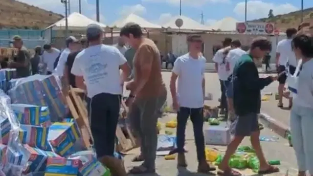 Masyarakat Israel Terlihat Menginjak-Injak Kardus Indomie yang Dikabarkan Merupakan Bantuan Kemanusiaan untuk Gaza (X.com/MillerStream).