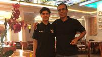 Erick Ibrahim dan Tristan. Meski pengalaman jadi pesepak bola, Erick mengaku jantungan lihat anaknya melawan Laos. (Bola.com/Gatot Sumitro)
