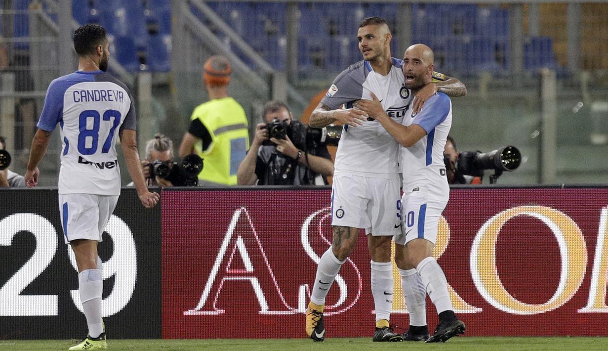 Para pemain Inter Milan merayakan gol Mauro Icardi ke gawang AS Roma pada lanjutan Serie A di Olympic Stadium, Roma (26/8/2017). Inter menang 3-1. (AP/Andrew Medichini)
