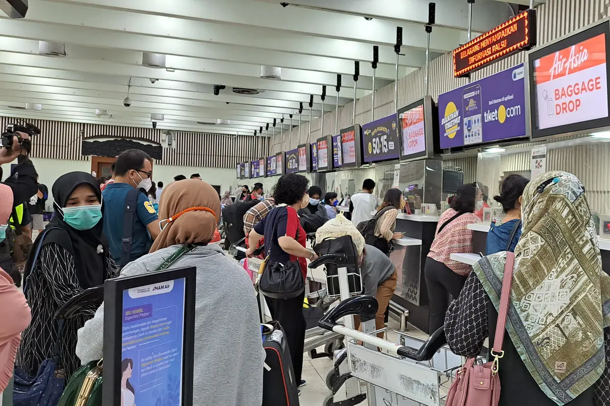 Suasana Bandara Internasional Soekarno Hatta pada musim mudik Lebaran 2022, Rabu (27/4/2022). (Liputan6.com/Pramita Tristiawati)