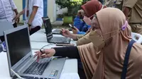 Pelaku UMKM di Kecamatan Blimbing Kota Malang mengurus perizinan usaha dengan sistem OSS yang sempat terhenti sejak awal pandemi Covid-19 (Humas Pemkot Malang)