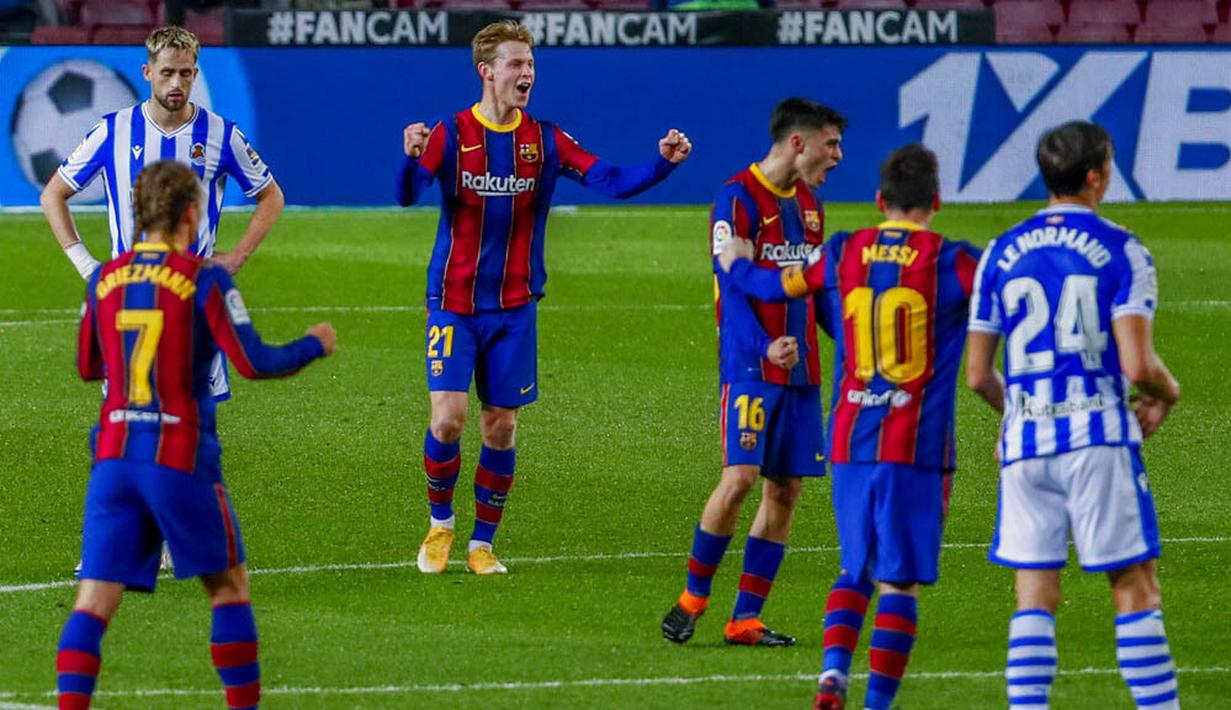 Pemain Barcelona, Frenkie de Jong, melakukan selebrasi usai mencetak gol ke gawang Real Sociedad pada laga Liga Spanyol di Stadion Camp Nou, Kamis (17/12/2020). Barcelona menang dengan skor 2-1. (AP/Joan Monfort)
