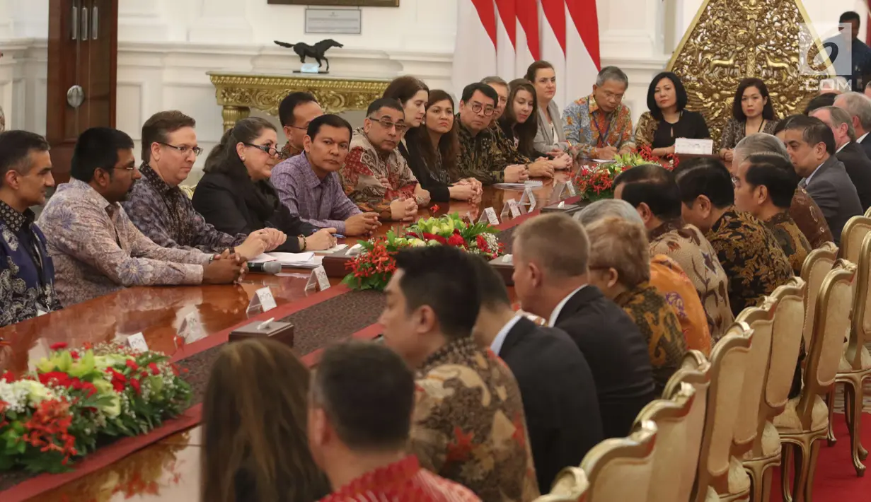 Suasana saat Presiden Joko Widodo menerima kunjungan delegasi US Asean Business Council di Istana Merdeka, Selasa (13/3). Dalam pertemuannya Jokowi menekankan bahwa Indonesia tengah melakukan reformasi ekonomi. (Liputan6.con/Angga Yuniar)