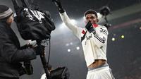 Pemain muda Manchester United (MU), Amad Diallo, menjebol gawang Liverpool sekaligus memastikan The Red Devils selamat dari kekalahan dalam laga pekan ke-20 Premier League 2024/2025 di Anfield, Minggu (5/1/2025) malam WIB. Liverpool dan MU bermain imbang 2-2 dalam laga ini. (Darren Staples / AFP)