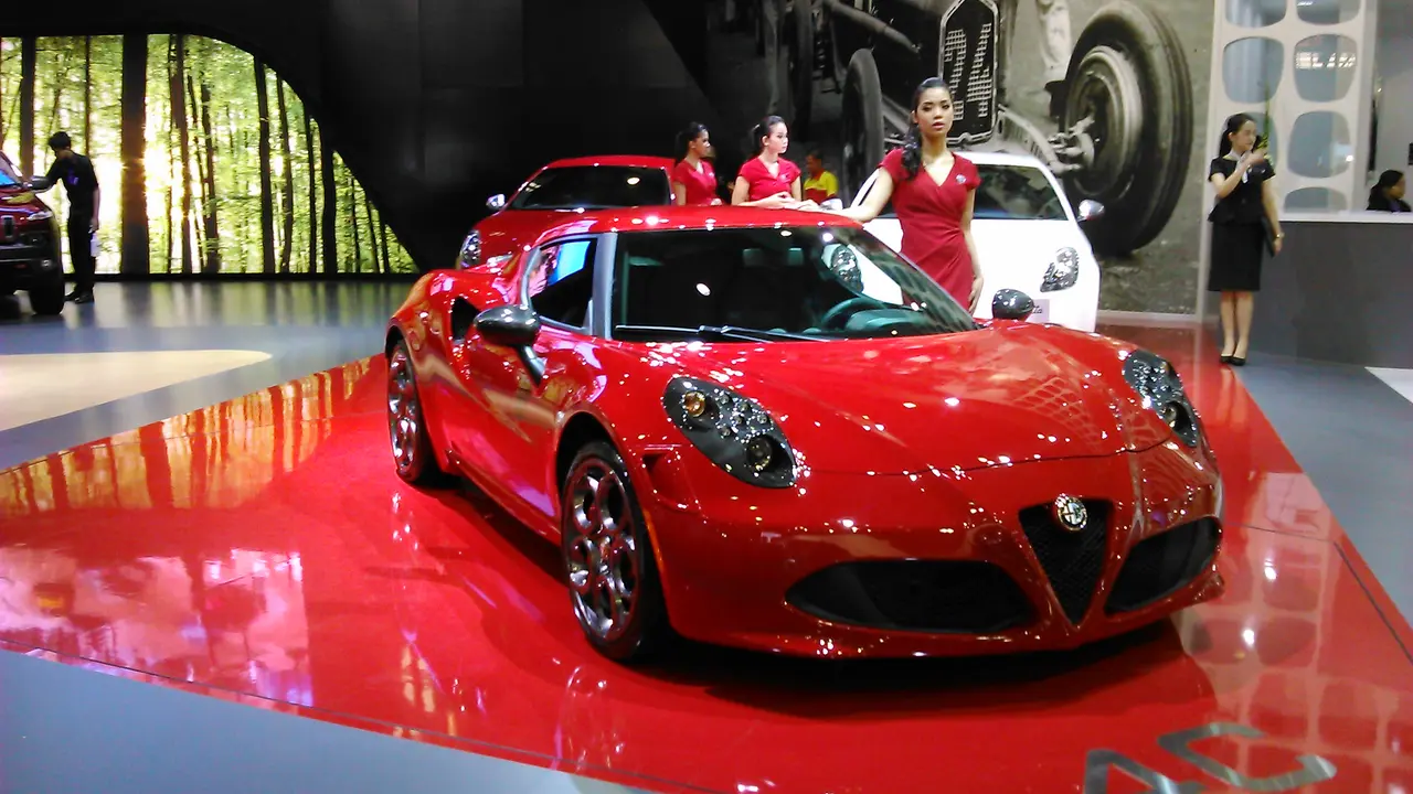Alfa Romeo 4 C Bikin Geger Pengunjung IIMS di Hall B1 JIEXPO