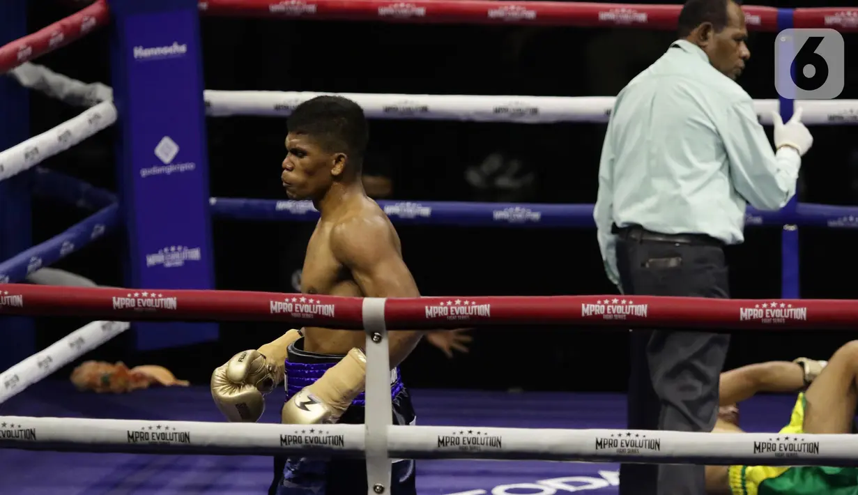 Petinju Indonesia Ongen Saknosiwi (kiri) saat menumbangkan perlawanan Jirawat Thammachot (Thailand) pada duel kelas bulu bertajuk MPRO Evolution Fight Series 2022 di Balai Sarbini, Jakarta, Jumat (1/7/2022). Ongen Saknosiwi hanya butuh dua ronde untuk meraih kemenangan knockout (KO) atas petinju Thailand Jirawat Thammachot. (Liputan6.com/Helmi Fithriansyah)