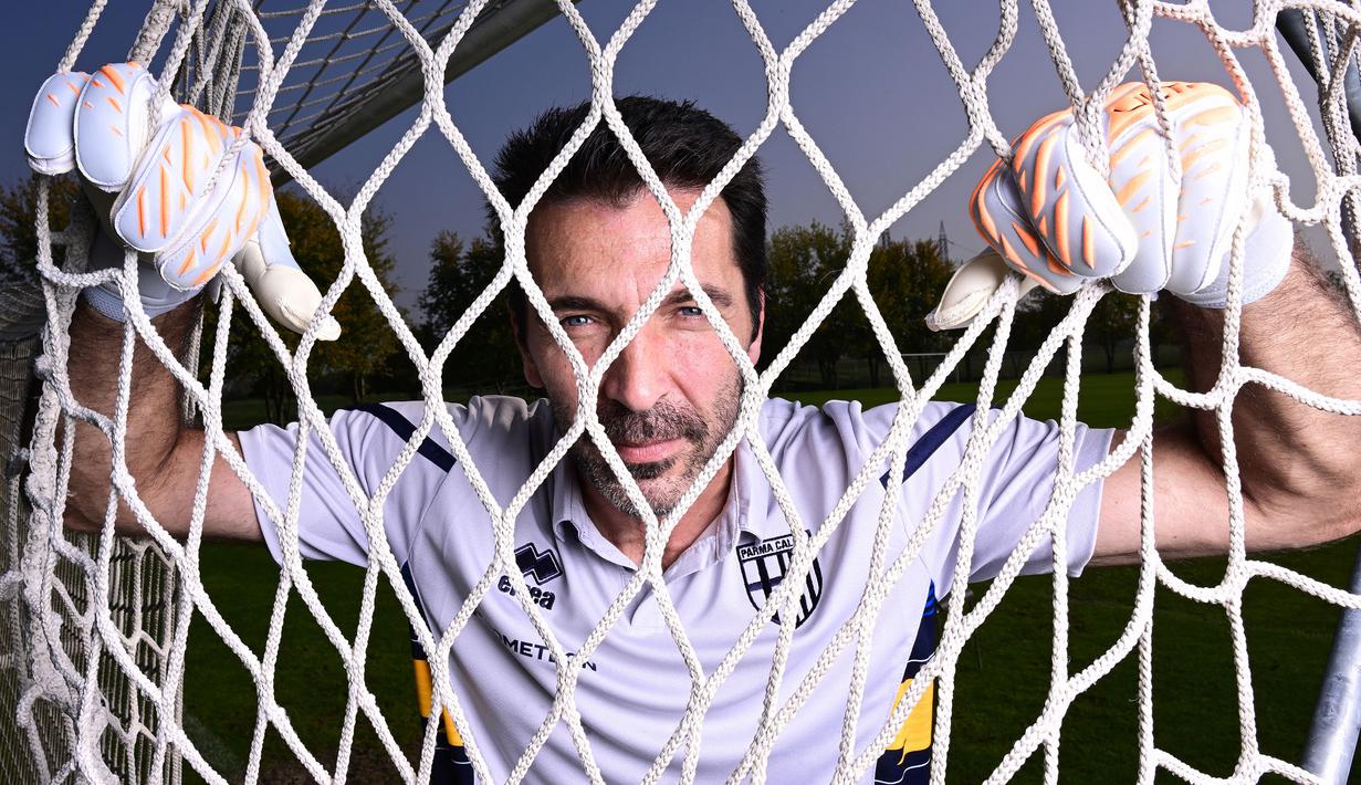 Kiper Parma, Gianluigi Buffon berpose setelah sesi wawancara di Collecchio Sports Center, Parma, 27 Oktober 2022. (AFP/Miguel Medina)