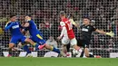 Pemain Arsenal Emile Smith Rowe (kedua kanan) mencetak gol ke gawang AFC Wimbledon pada pertandingan Piala Liga Inggris di Emirates Stadium, London, Inggris, 22 September 2021. Arsenal menang 3-0. (JUSTIN TALLIS/AFP)