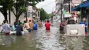 Banjir yang dipicu hujan deras membuat kehidupan di ibu kota Filipina terhenti sejenka pada 22 Juli 2025. (Ted ALJIBE/AFP)
