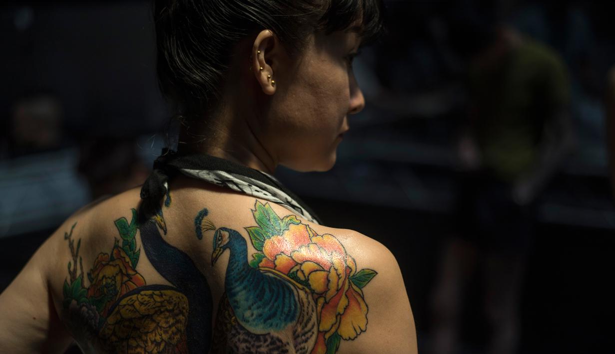Melihat Kemolekan Wanita wanita China  Buat Tato  di 