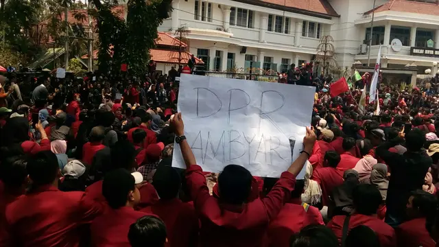 Ditolak Pimpinan DPRD, Massa Demo Mahasiswa di Malang Dihalau Mundur dari Gedung Dewan