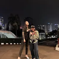 Paula Verhoeven saat berpose denga Bonge di kawasan Dukuh Atas, Jakarta Pusat, Rabu (20/7/2022). ."Terbonge-bonge," tulis Paula Verhoeven di keterangan fotonya dalam unggahan Instagram miliknya. (Instagram/ paula_verhoeven)
