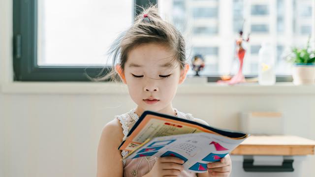 Ilustrasi anak membaca buku