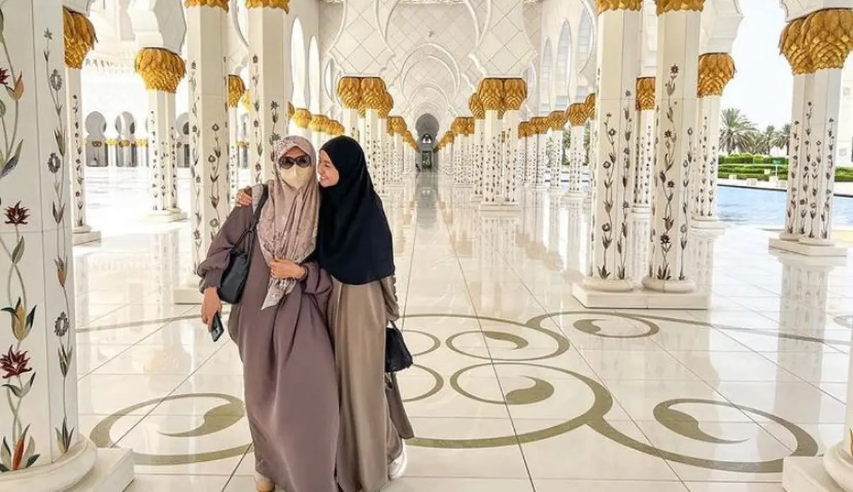 Tak sendiri, di sana dia ditemani oleh para sahabat. Salah satunya Shireen Sungkar. (Instagram/laudyacynthiabella).