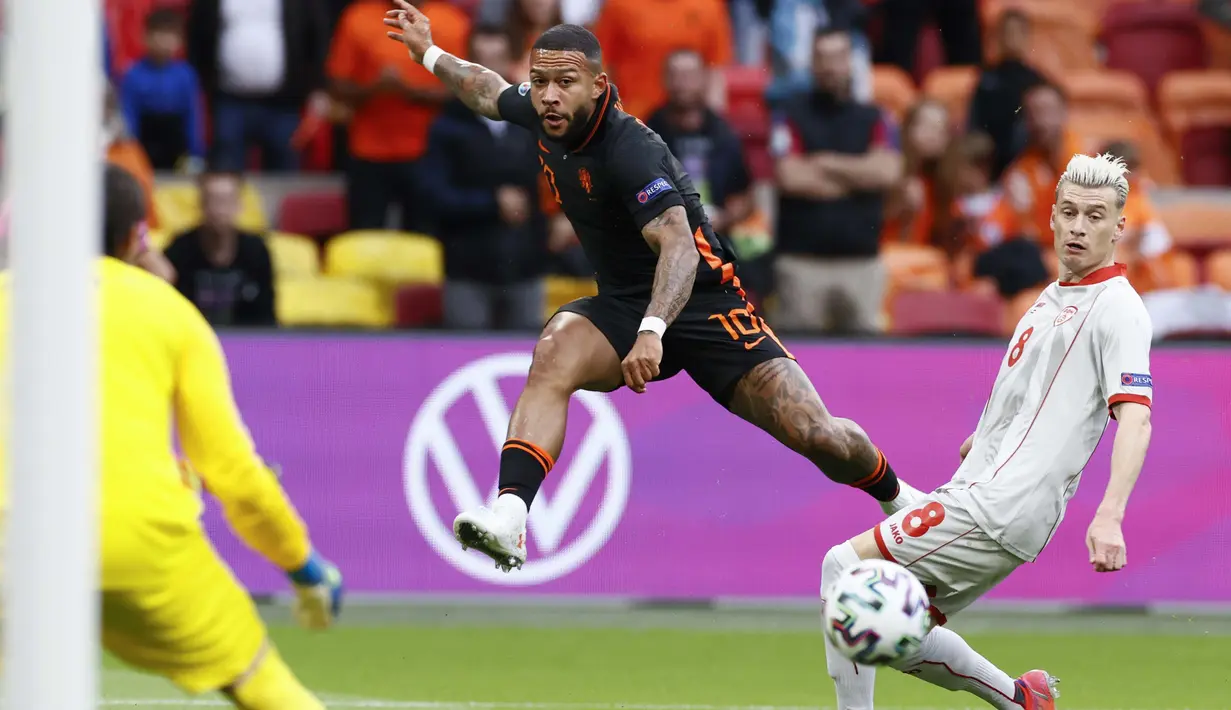 Setelah itu, Die Oranje mulai melancarkan serangan bertubi-tubi. Hasilnya terlihat pada menit ke-24, di mana Memphis Depay sukses menambah koleksi golnya memanfaatkan asis dari Donyell Malen. Belanda pun unggul 1-0. (Foto: AP/Pool/Koen van Weel)