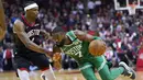 Pebasket Boston Celtics, Jaylen Brown, berusaha melewati pebasket Houston Rockets, Danuel House Jr, pada laga NBA Rabu (12/2/2020). Houston Rockets menang 116-105 atas Boston Celtics. (AP/David J. Phillip)