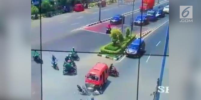 VIDEO: Detik-Detik Angkot Bekasi Tabrak Pengendara Motor