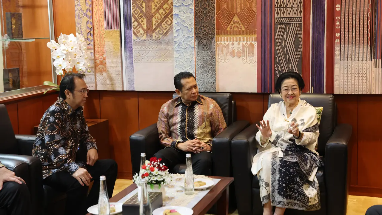 Presiden Kelima RI Megawati Soekarnoputri menghadiri silaturahmi kebangsaan dan penyerahan surat Pimpinan MPR kepada keluarga Bung Karno tentang tidak berlakunya lagi TAP MPRS No. XXXII/MPRS/1967.