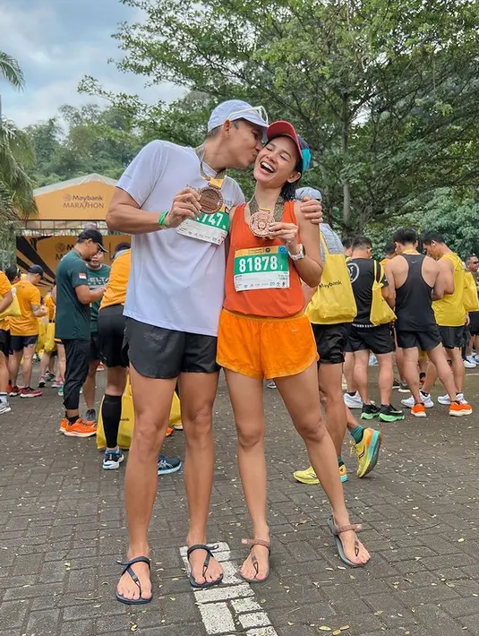 Ikut Bali Marathon, Andien mengenakan atasan dan running pants berwarna orange menyala. Uniknya, Andien tidak menggunakan sepatu layaknya peserta marathon. Ia justru mengenakan sandal (instagram/andienaisyah)
