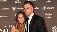 Luke Shaw dan kekasihnya, Anouska Santos. (AFP/Paul Ellis)