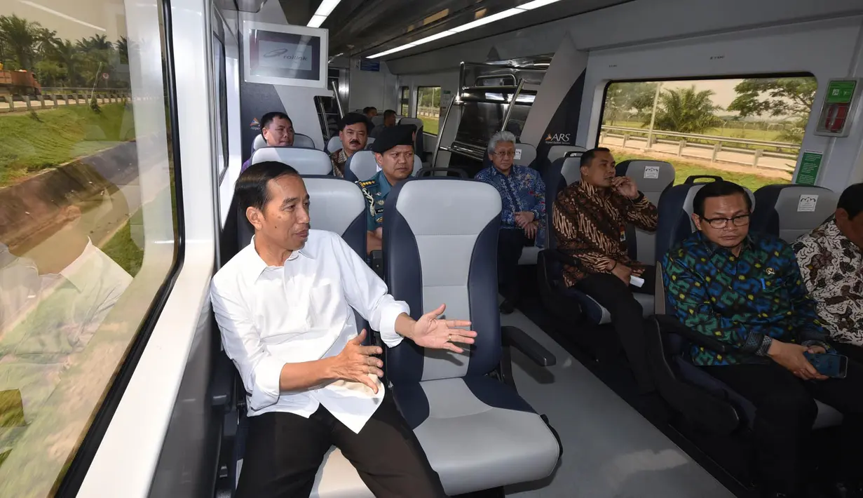 Presiden Joko Widodo berbincang saat berada di dalam kereta ARS menuju kota Medan, Kamis (3/3). Kereta ARS ini adalah kereta pertama yang mempelopori secara efektif dari pusat kota menuju bandar udaranya secara efektif. (Setpres/Agus Suparto)