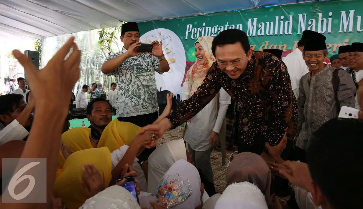 Ahok menyalami warga yang hadir pada Maulid Nabi Muhammad SAW 1438 H di kediaman Ketua umum PPP Djan Faridz, di Jakarta, Senin (12/12). Ahok juga meminta doanya untuk persidangan besok terkait kasus dugaan penistaan agama. (Liputan6.com/Johan Tallo)