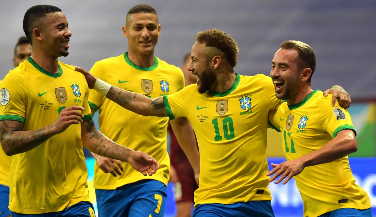 Pada babak ke dua, Brasil masih mendominasi pertandingan. Pada menit ke-62 Brasil sukses menjauhkan kedudukan lewat tendangan pinalti, setelah Danilo dijatuhkan di kotak terlarang. Neymar sukses menjadi algojo dan gandakan keunggulan untuk Brasil. (Foto: AFP/Nelson Almeida)