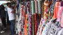 Aktivitas perdagangan tekstil di Pasar Cipadu, Tangerang, Senin (21/9/2020). Asosiasi Pertekstilan Indonesia (API) menyatakan industri Tekstil dan Produk Tekstil (TPT) sudah mulai beroperasi meski belum normal kembali akibat daya beli yang masih rendah di masa pandemi. (Liputan6.com/Angga Yuniar)