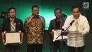 GM Programming Indosiar, Ekin Gabriel Surbakty memberikan sambutan seusai menerima piala pada acara Milad MUI ke-42 dan Anugerah Syiar Ramadan 2017 di Jakarta, Kamis malam (26/7). (Liputan6.com/Herman Zakharia)