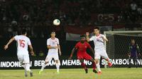 Bek Timnas Indonesia, Yanto Basna, dikepung pemain Vietnam pada laga Kualifikasi Piala Dunia 2022 di Stadion Kapten I Wayan Dipta, Bali, Selasa (15/10). Indonesia kalah 1-3 dari Vietnam. (AFP/Aditya Wany)