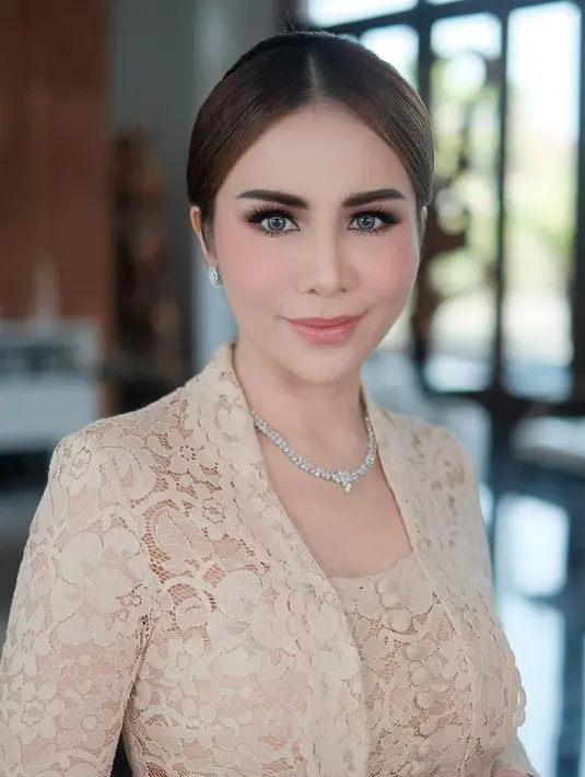 Penampilan Momo disempurnakan dengan pulasan makeup matte flawless hasil tangan dingin MUA Malang, Ghanes  Karina. [@therealmomogeisha/@ghaneskarina]