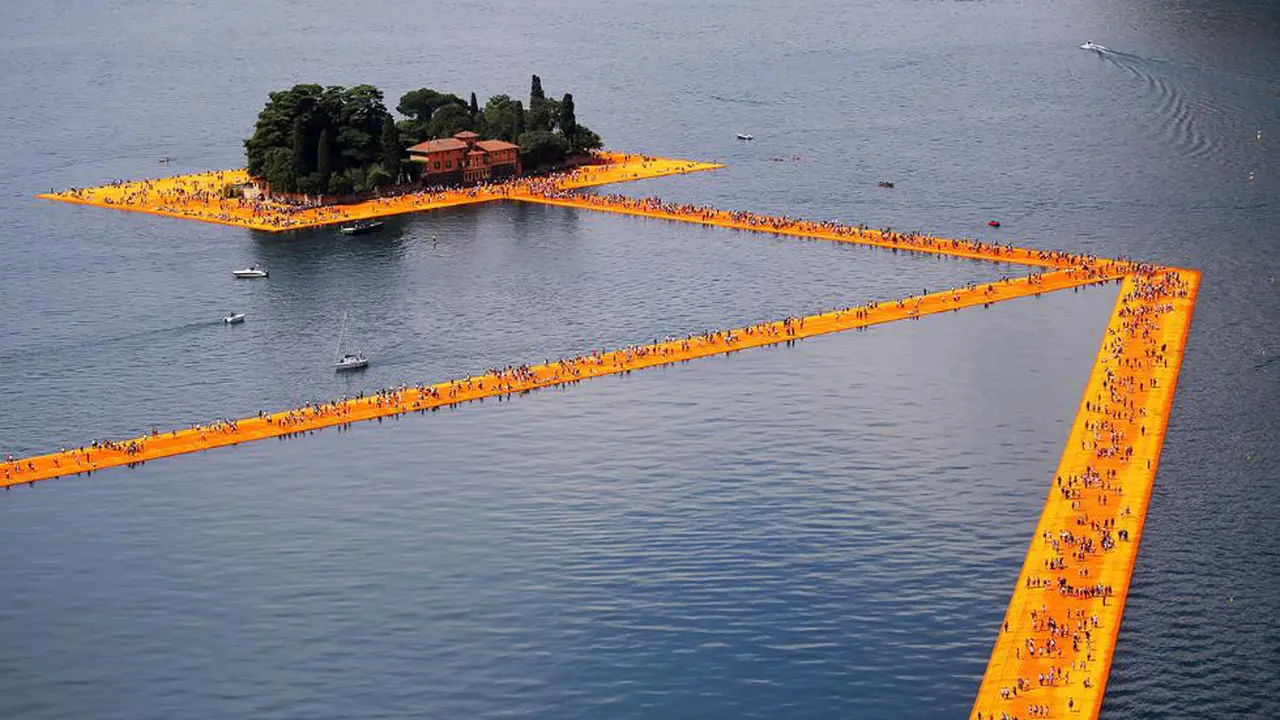 Danau Iseo Membuat Pengunjungnya Dapat Berjalan di Atas Air