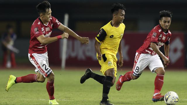 Gelandang Bhayangkara FC, Muhammad Hargianto, berusaha melewati gelandang Bali United, Sutanto Tan, pada laga Piala Presiden 2019. (Bola.com/Yoppy Renato)