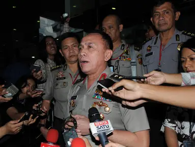 Kepala Divisi Hukum Mabes Polri Irjen Pol Mochamad Iriawan (depan) saat menjawab pertanyaan wartawan di gedung KPK, Jakarta, (25/2). Iriawan mengaku akan berkoordinasi dan diskusi dengan pimpinan lembaga antirasuah. (Liputan6.com/Helmi Afandi)