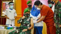 Danrem Wirabima 031 Bukit Barisan Brigjen TNI M Syech Ismed menerima dosis kedua vaksin Covid-19. (Liputan6.com/M Syukur)