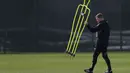 Bagi Newcastle United, laga ini adalah momen bersejarah karena untuk pertama kalinya mereka mencapai babak gugur Liga Champions. Tampak dalam foto, pelatih kepala Newcastle United, Eddie Howe, bersiap memimpin sesi latihan tim di pusat pelatihan Darsley Park di Newcastle upon Tyne, pada Senin 9 Maret 2026. (SCOTT HEPPELL/AFP)