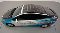 Toyota Prius dengan panel surya di sekujur tubuh. (Toyota)