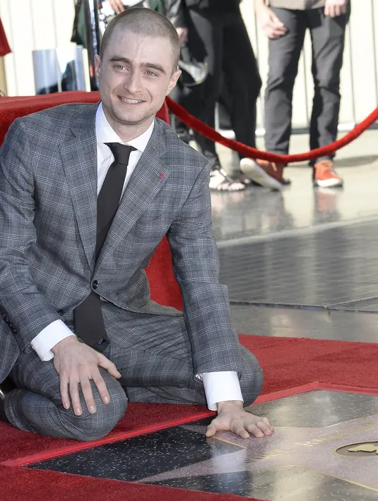 Daniel Radcliffe yang dibimbing oleh mendiang Alan Rickman selama pembuatan film ‘Harry Potter’ mengatakan jika beliau merupakan salah satu teman yang paling setia selama ia bekerja di industri film. (Bintang/EPA)