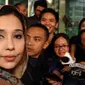 Ayu Azhari saat mendatangi Gedung KPK, Jakarta, Senin (7/9/2015). Kedatangan Ayu untuk menanyakan harta bendanya yang disita KPK terkait kasus kuota impor daging sapi mantan Ketua PKS Luthfi Hasan Ishaaq dan Ahmad Fathanah.(Liputan6.com/Helmi Afandi)