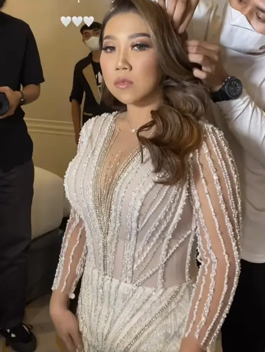 Gaun tersebut pun memiliki siluet mermaid yang nge-shape bentuk badan Kiky yang petite tapi juga busty. Jadi memberi kesan kesan seksi yang elegan.@bychristiebasil