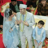 Mantan suami Risty Tagor, Rifky Balweel resmi melepas masa dudanya. Rifky menikah lagi dengan Biby Alraen. Pada hari bahagiannya itu, Rifky didampingi oleh putranya, Arsen Raffa Balweel. (Adrian Putra/Bintang.com)