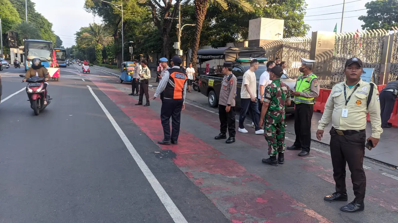 Lokasi juru parkir liar di kawasan Masjid Istiqlal memeras sopir bus sebesar Rp300 ribu. (Merdeka.com/Bachtiarudin Alam)