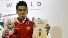 Atlet Wushu Indonesia, Haris Horatius saat menerima medali perunggu pada Kejuaraan Dunia Wushu 2015 di Istora Senayan, Jakarta, Senin(16/11/2015). (Bola.com/Nicklas Hanoatubun)