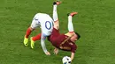 Striker Inggris, Wayne Rooney, duel dengan pemain Rusia, Aleksandr Golovin, pada laga Grup B Piala Eropa 2016 di Stade Velodrome, Marseille, Minggu (12/6/2016) dini hari WIB. (AFP/Boris Horvat)