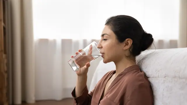 Perempuan Minum Air.