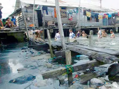 Citizen6, Lhokseumawe: Anak-anak mandi di sungai yang sedang pasang dan dipenuhi sampah rumah tangga, di Desa Pusong Lama, Kecamatan Banda Sakti, Lhokseumawe, Minggu (15/5). (Pengirim: Paradigma)