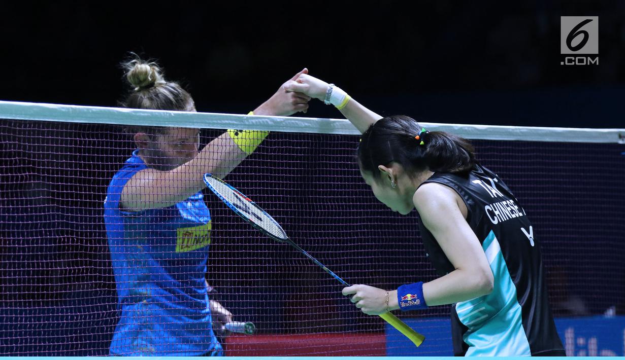 Tunggal putra China Taipei, Tai Tzu Ying menyalami pebulu tangkis Skotlandia, Kirsty Gilmour usai laga 8 besar Indonesia Open 2018 di Istora GBK, Jakarta, Jumat (6/7). Tai Tzu Ying menang 21-16, 21-11. (Liputan6.com/Helmi Fithriansyah)