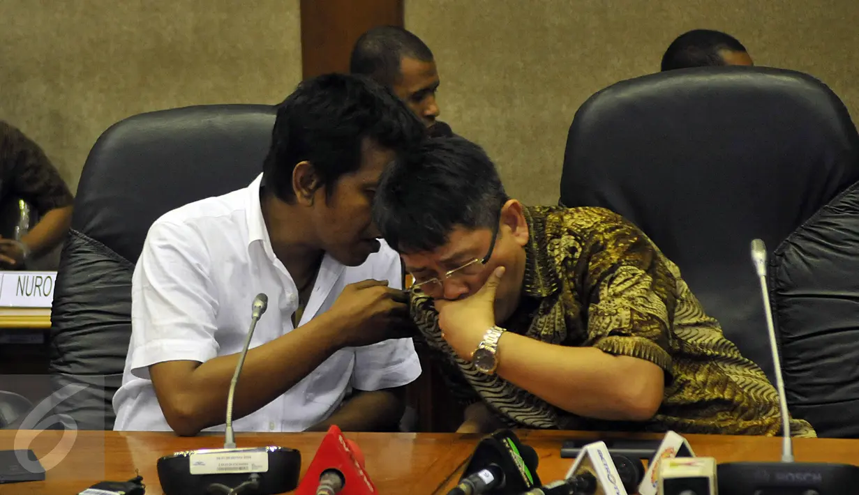 Adian Napitupulu (PDI-P) berbincang dengan Taufiqulhadi (Nasdem) disela keterangan pers di Gedung DPR RI, Senayan, Jakarta, Jumat (20/11). Anggota DPR tersebut memyampaikan agar Ketua DPR Setya Novanto mundur dari jabatannya. (Liputan6.com/Johan Tallo)
