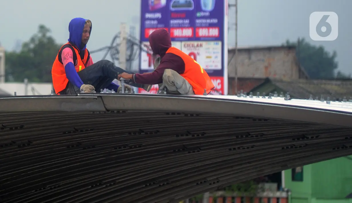 Pekerja memasang baja konstruksi saat pembangunan Flyover Gaplek di Jalan Martadinata,  Pamulang, Tangerang Selatan, Minggu (1/3/2020). Pembangunan Flyover Gaplek ditargetkan selesai pada tahun ini. (merdeka.com/Arie Basuki)